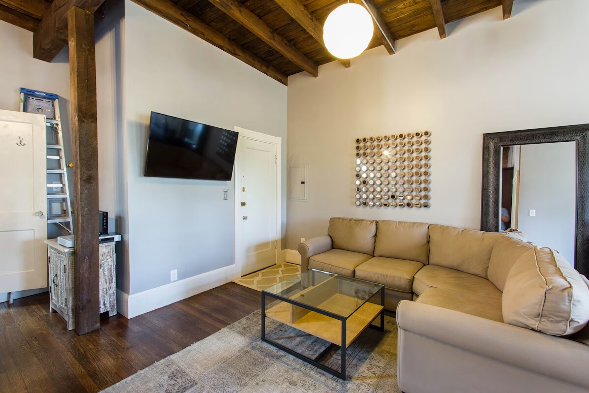 Building Photo - 1870 Commonwealth Ave