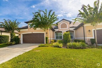 Building Photo - Beautiful golf course view home