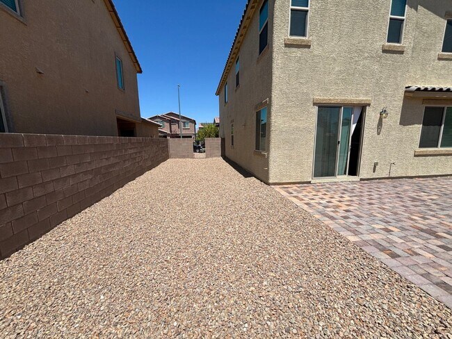 Building Photo - Charming 3-Bedroom Home with Spacious Back...