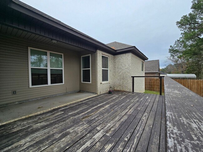 Building Photo - 319 Windcrest Cir