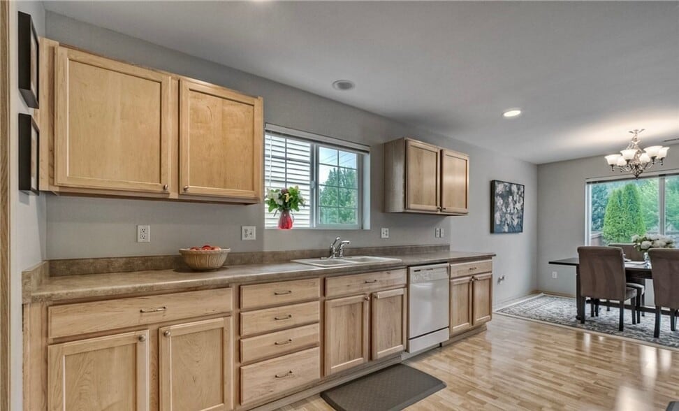 Building Photo - Beautiful Renton Home with A/C Available from now to 5/4/26