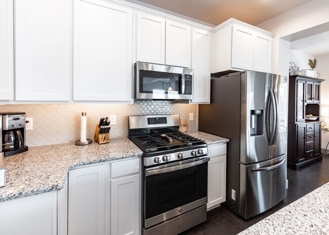 Building Photo - 2 Bedroom Luxury townhome