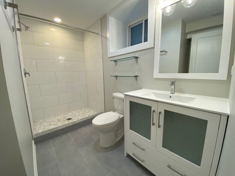 Primary Bedroom's Full Bathroom - 2119 W Potomac Ave