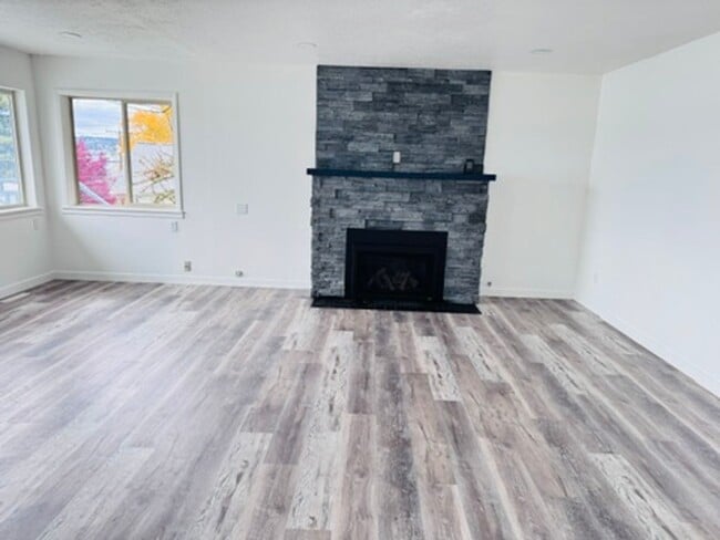 Building Photo - Completely Remodeled 3 Bedroom with Amazin...