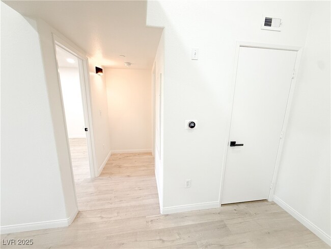 Building Photo - 950 Seven Hills Dr