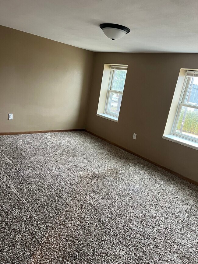 Large bedroom #2 - 702 Gertrude St