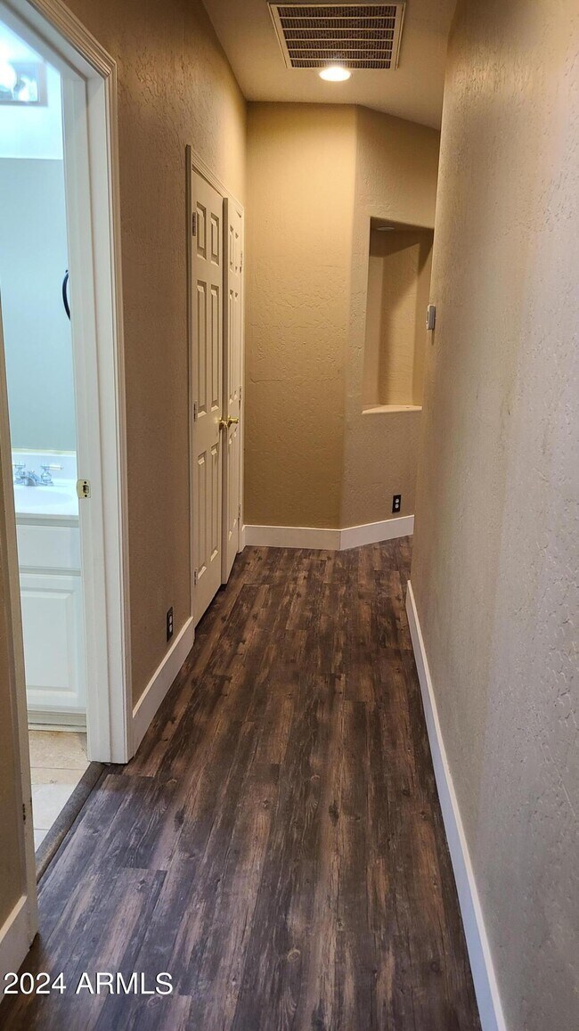 Building Photo - 14206 S 12th Pl