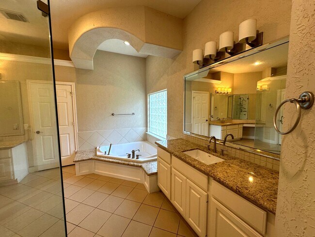 Building Photo - 10814 Keystone Fairway Dr