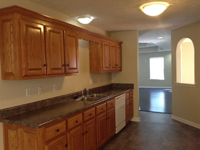 Building Photo - 2122 Creek Trail Dr