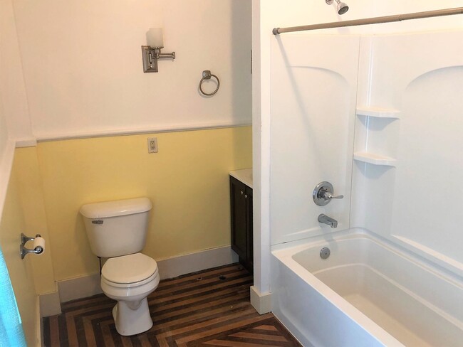 Building Photo - 4 Bed, 2 Bath - MUST SEE!!