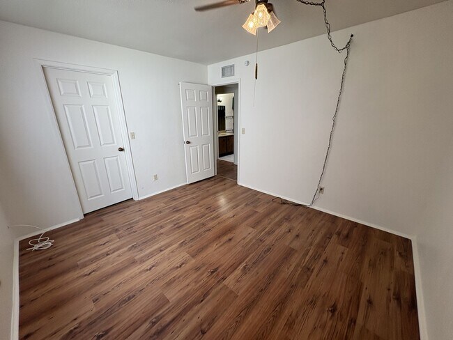 Building Photo - Eastside townhome, convenient location