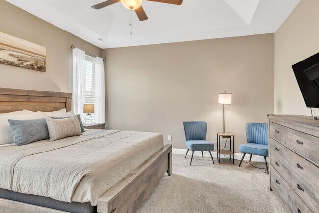 Building Photo - Charming 3-Bedroom Furnished Haven with Co...
