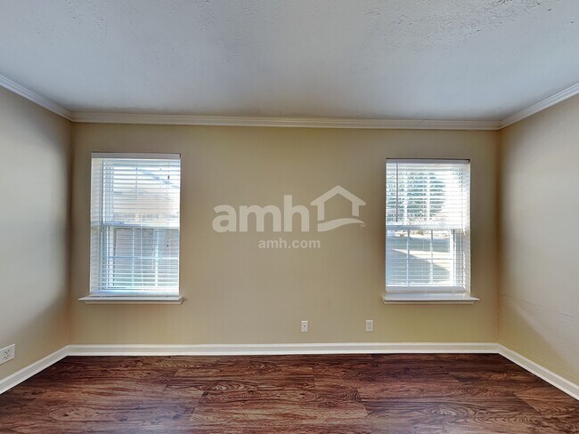 Building Photo - 1104 S Hampton Close