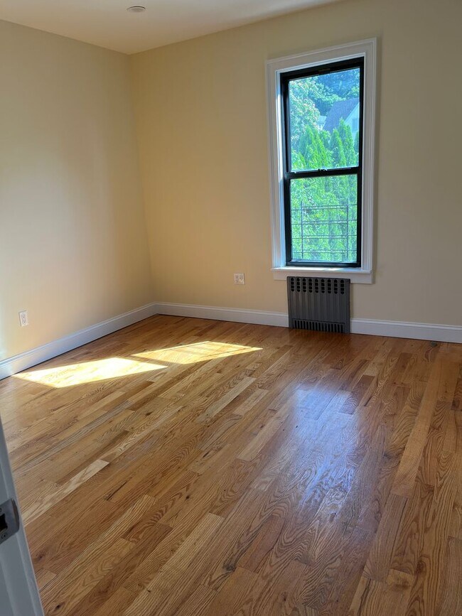 Building Photo - Newly Remodeled Large 3 Bedroom in Quiet 3 Family Home