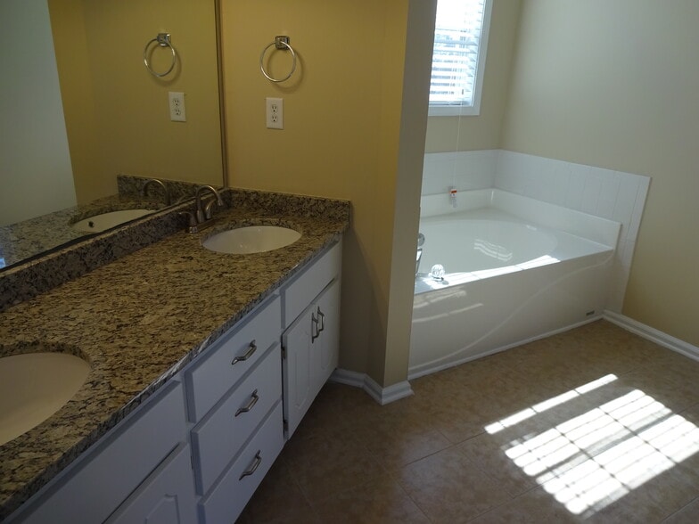 Building Photo - 304 High Point Pl