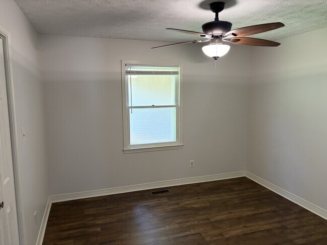 Building Photo - 409 Cloverleaf Dr