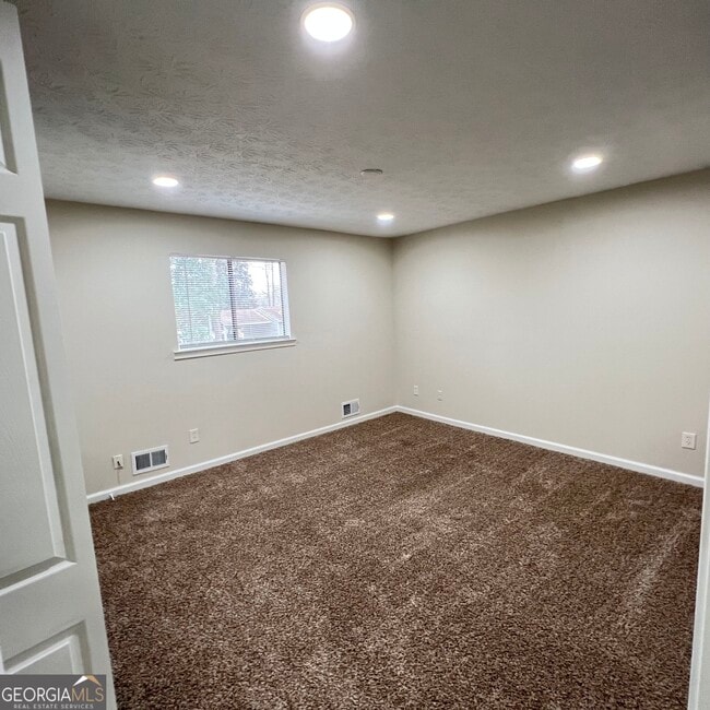 Building Photo - 9028 Raven Dr