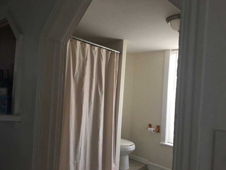 Bathroom - 916 S 22nd St