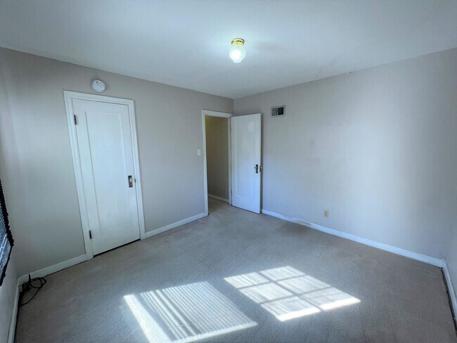 Building Photo - Convenient Living Near K-State & Aggieville!