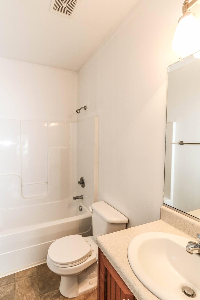 Building Photo - 334 High Meadows Pl