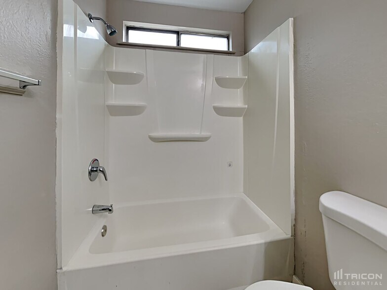 Building Photo - 601 Jeelu Way