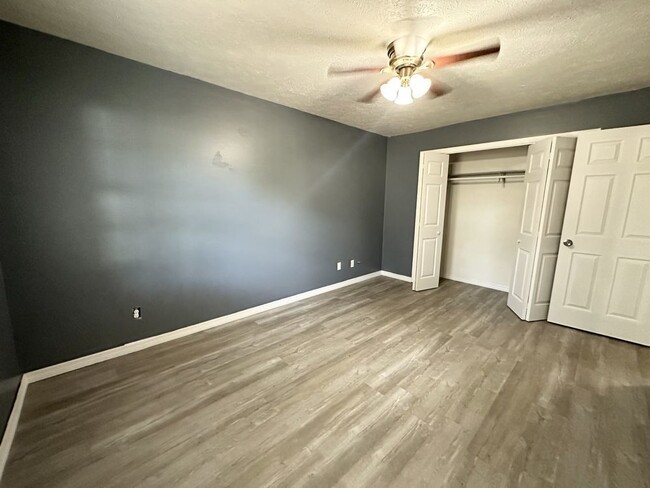 Building Photo - "Charming 2-Bedroom Oasis in Zephyrhills –...