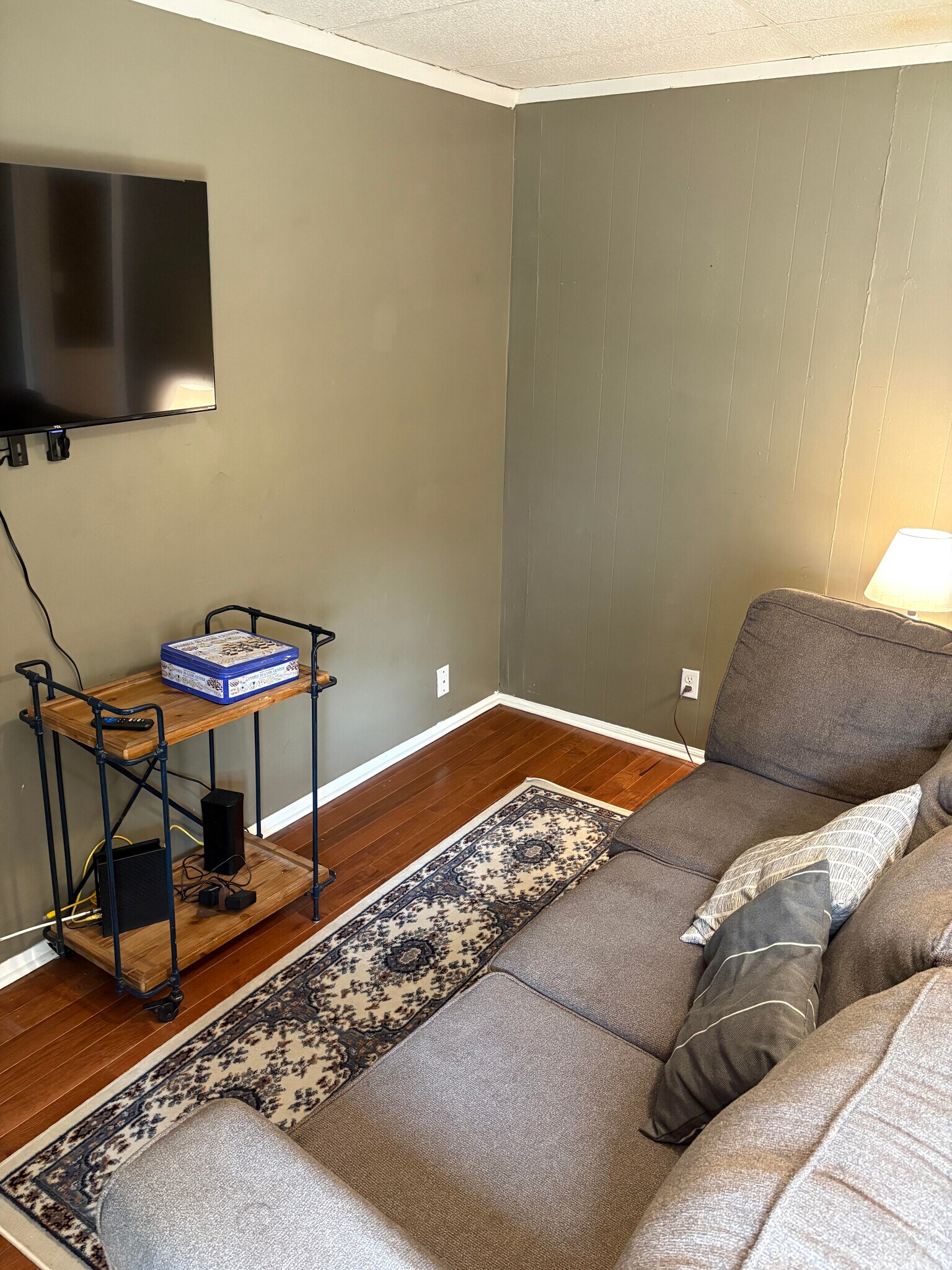 living room + smart TV - 352 Buckingham St