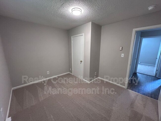 Building Photo - 115 Cox Ave