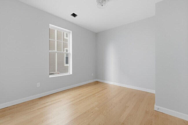 Building Photo - 19 Simon St