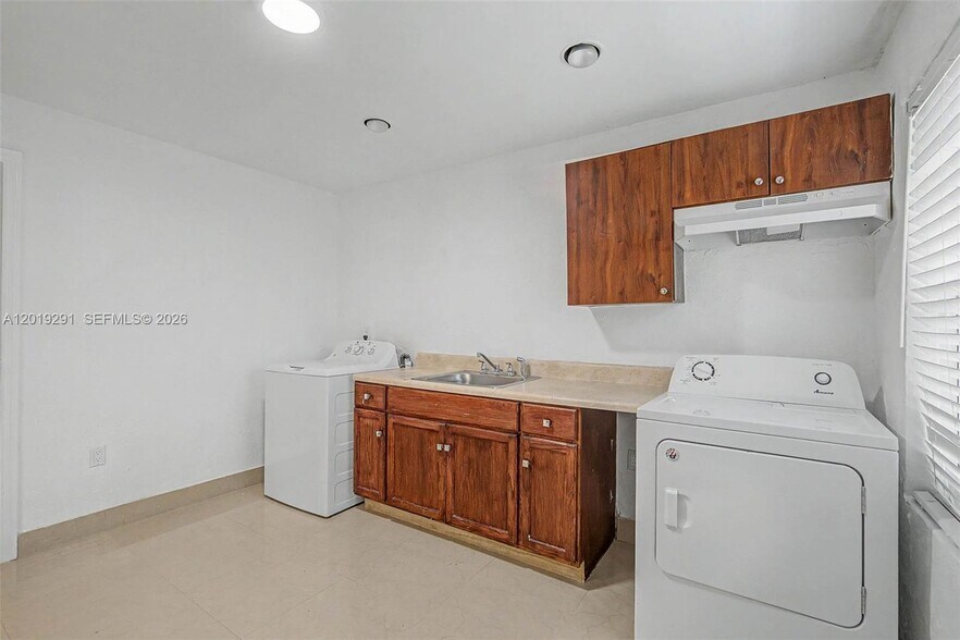 Building Photo - 5917 SW 62nd Ter