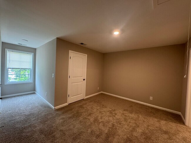 Building Photo - 213 Mountaindale Dr
