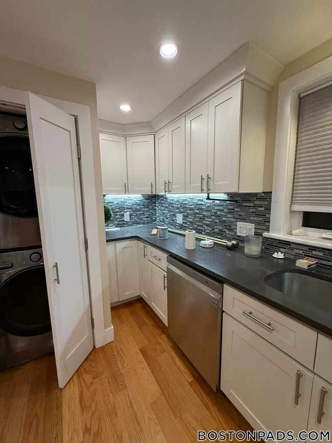 Building Photo - 2 Buckingham St