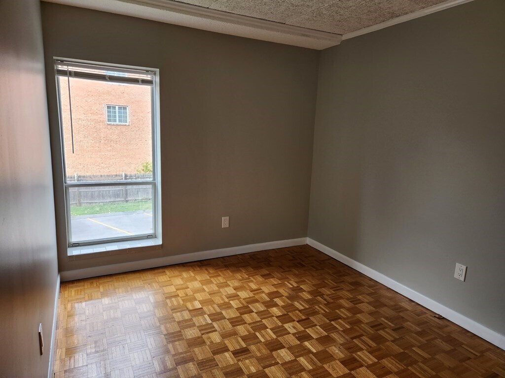 Building Photo - 44 Broadlawn Park