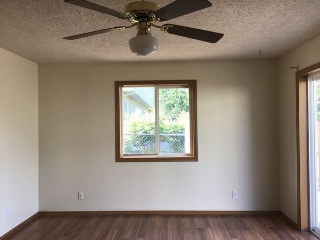 Building Photo - Silverton Duplex #13146