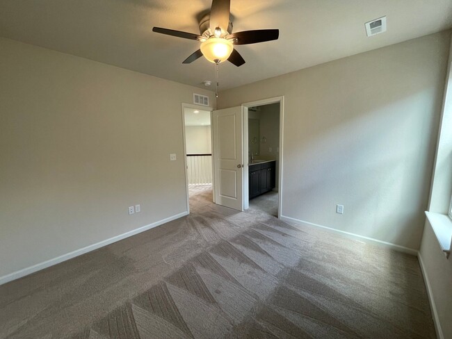 Building Photo - Luxurious 3 Bedroom 2.5 Bathroom House in ...
