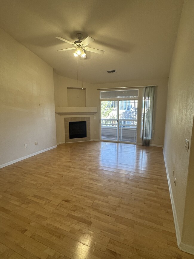 Building Photo - Bright Top Floor Condo with Vaulted Ceilin...