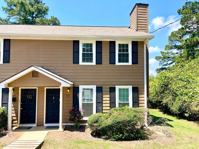 Primary Photo - Welcome to this charming 2-bedroom, 1.5-ba...