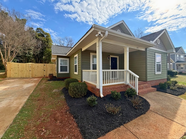 Building Photo - 305 S Calhoun St