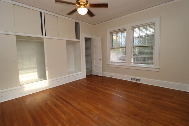 Building Photo - Live just minutes from USC, Five Points, a...