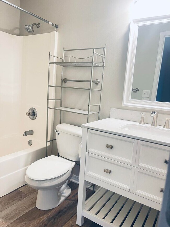 Building Photo - 214 Tooke St