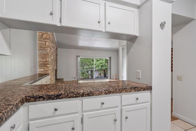 Building Photo - 1304 Mariposa Dr