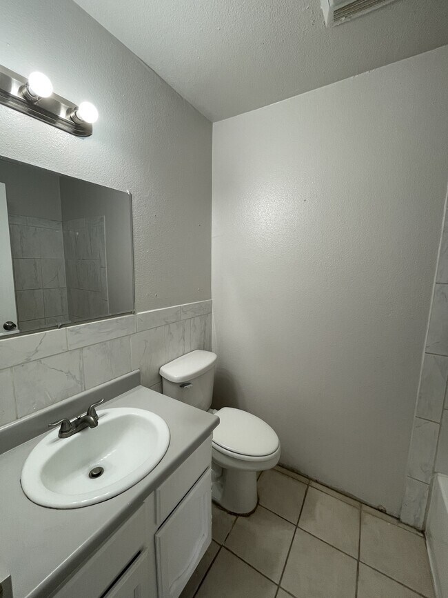 Building Photo - 1046 Lemon Tree St