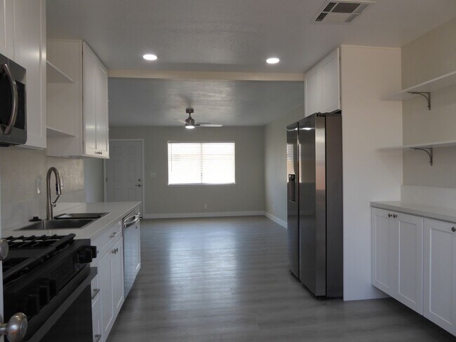 Building Photo - 204 W Robertson Rd