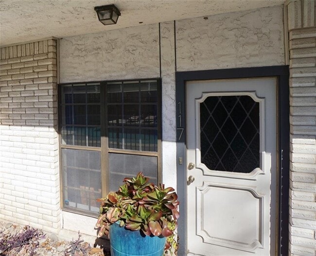 Building Photo - 1307 Kinney Ave