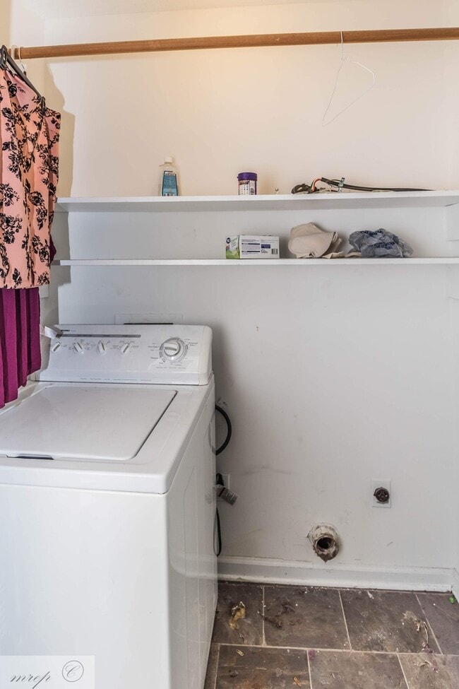 Building Photo - Spacious & Renovated Townhouse in Willow Run * Goldsboro