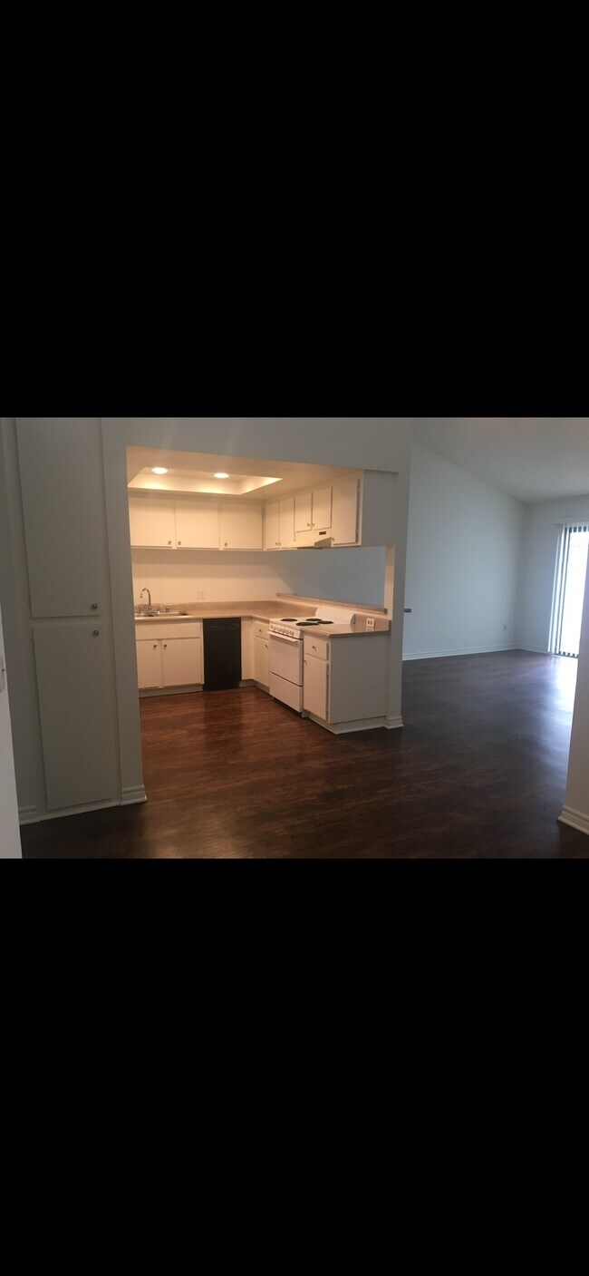 Building Photo - 2300 E Westport Dr