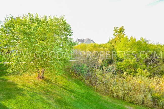 Building Photo - 2 Bedroom, 2.5 bath townhome in Urbandale ...