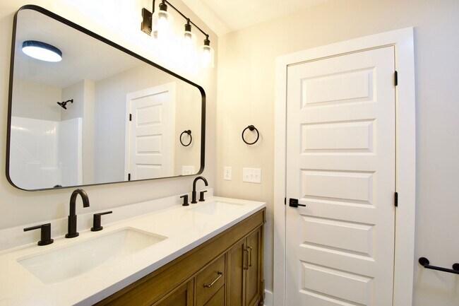 Building Photo - Now Leasing for Fall 2025! $1000 Per Bedro...