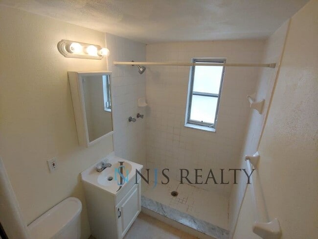 Building Photo - Large 1270 Sq. Ft. 3/2/1 tile floors, walk-in-closet, indoor laundry, fenced yard and spacious ki...