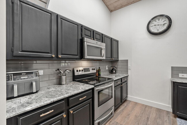 Building Photo - 465 Goldenwood Way